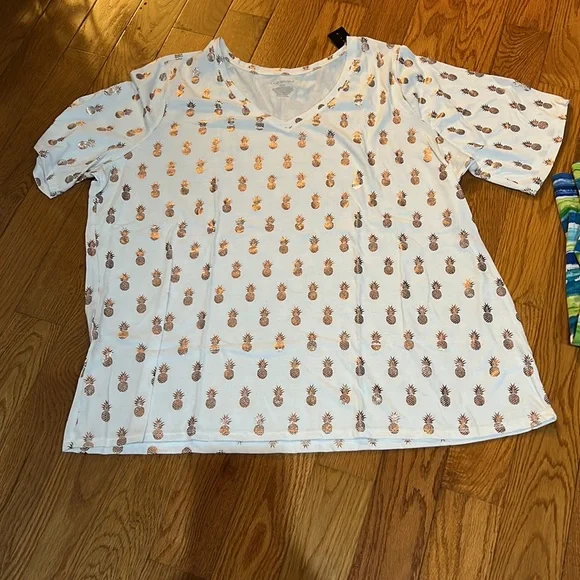 Bundle of two tops One is New and the other in great condition - Picture 5 of 9